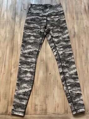 Women's Black and White Patterned High-Waist Active Leggings